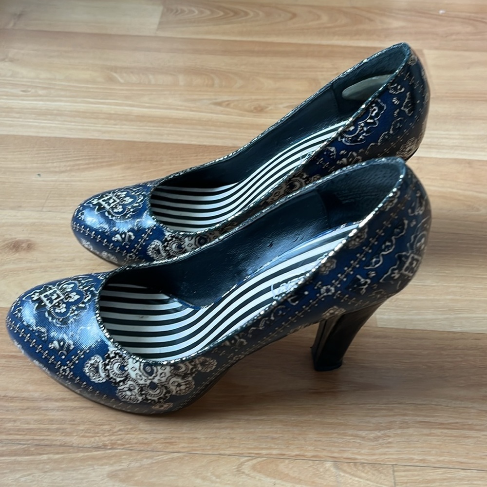 OH DEER! WALDORF platform pump. Beautiful! Size: 7 1/2